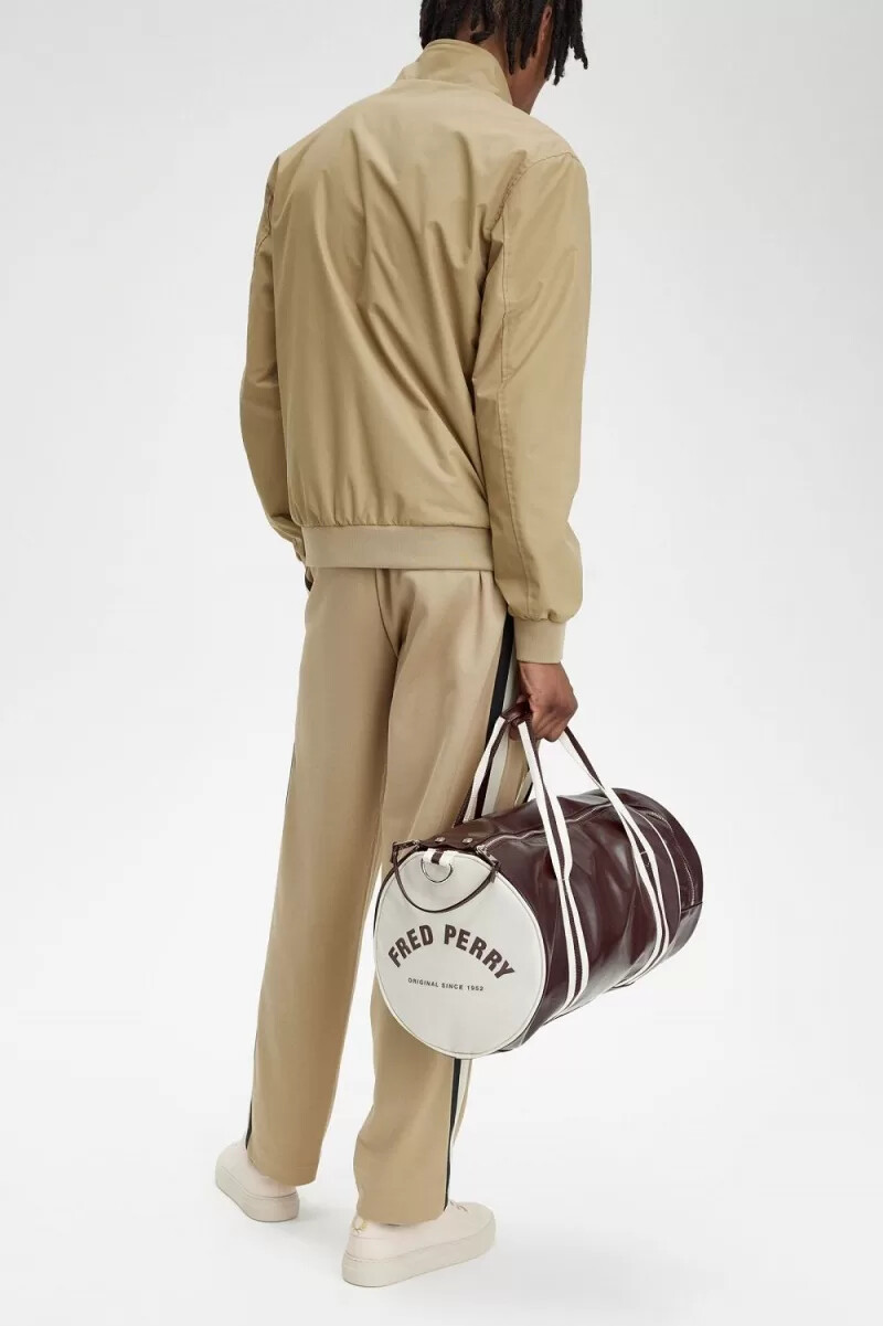 bolso fred perry classic barrel para hombre color rojo oscuro y beige