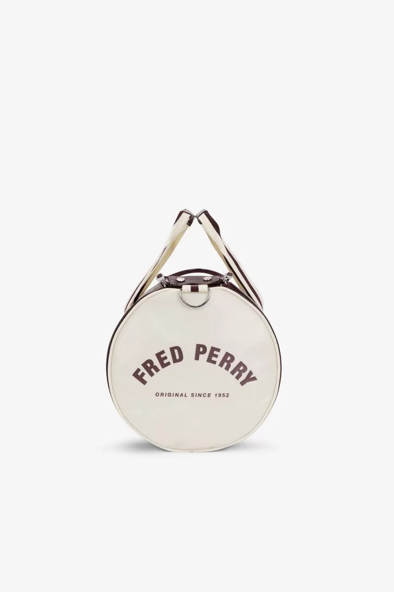 bolso fred perry classic barrel para hombre color rojo oscuro y beige