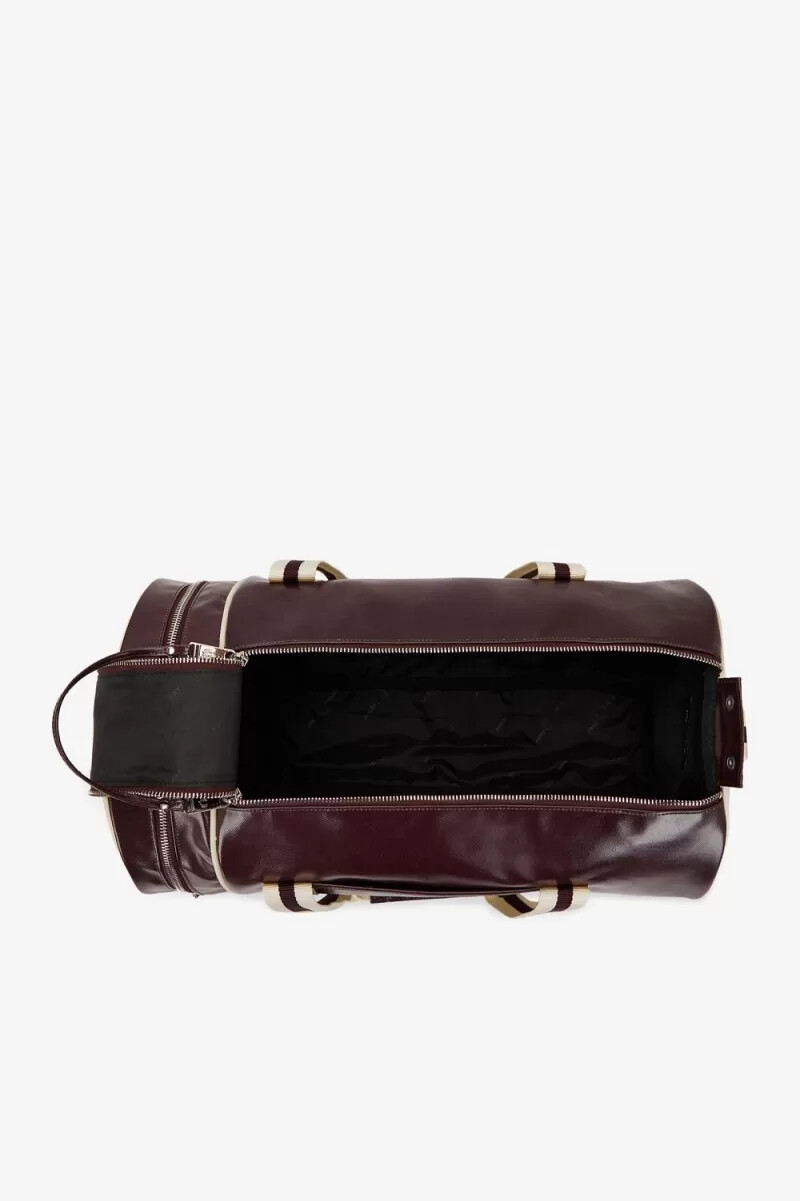 bolso fred perry classic barrel para hombre color rojo oscuro y beige