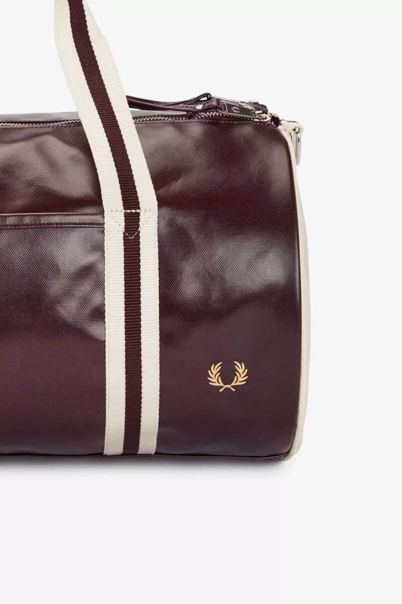 bolso fred perry classic barrel para hombre color rojo oscuro y beige