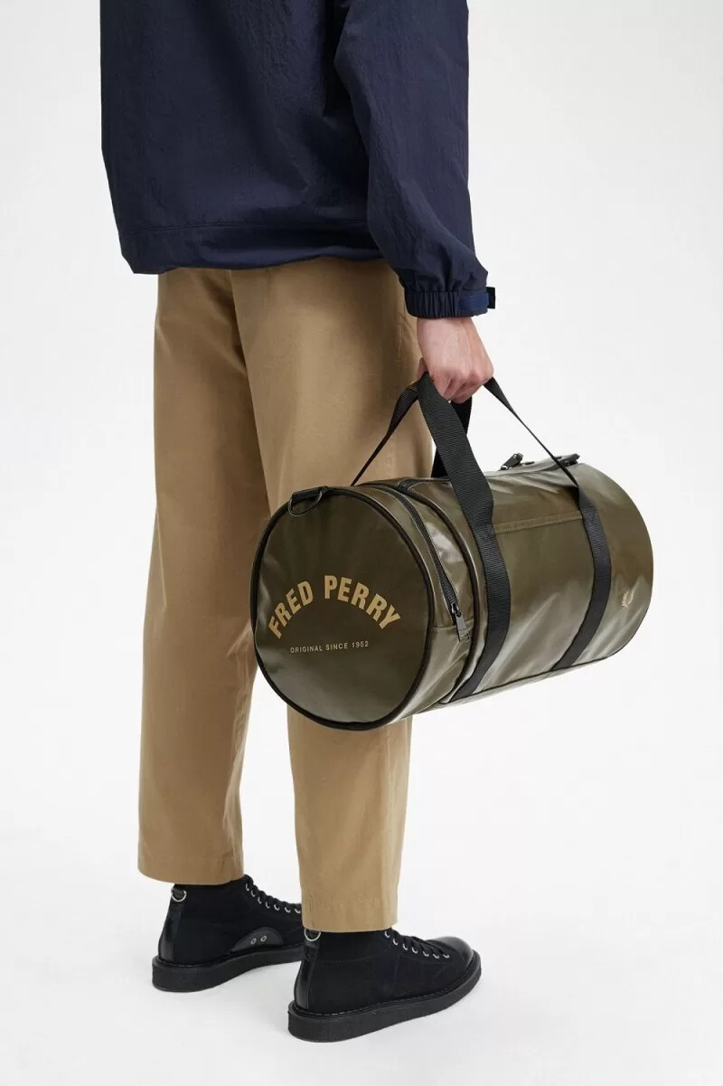 bolso fred perry tonal barrel para hombre verde uniforme y dorado