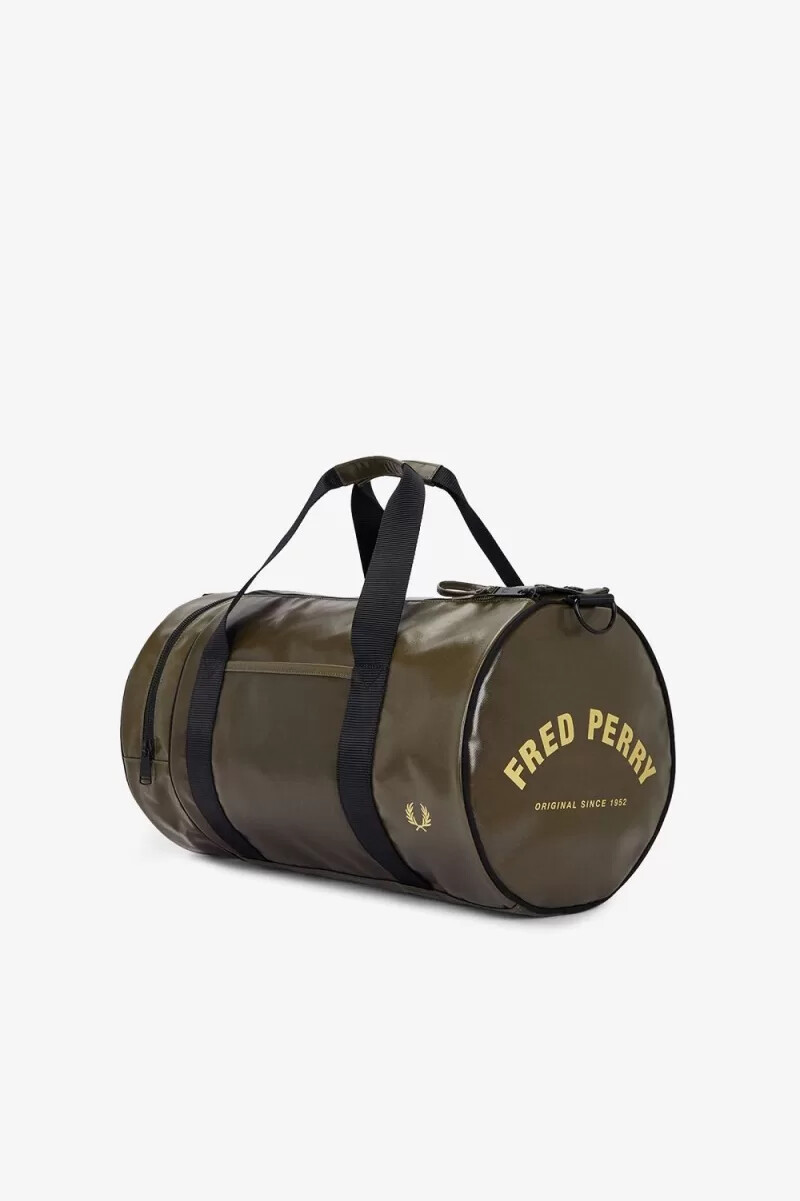bolso fred perry tonal barrel para hombre verde uniforme y dorado