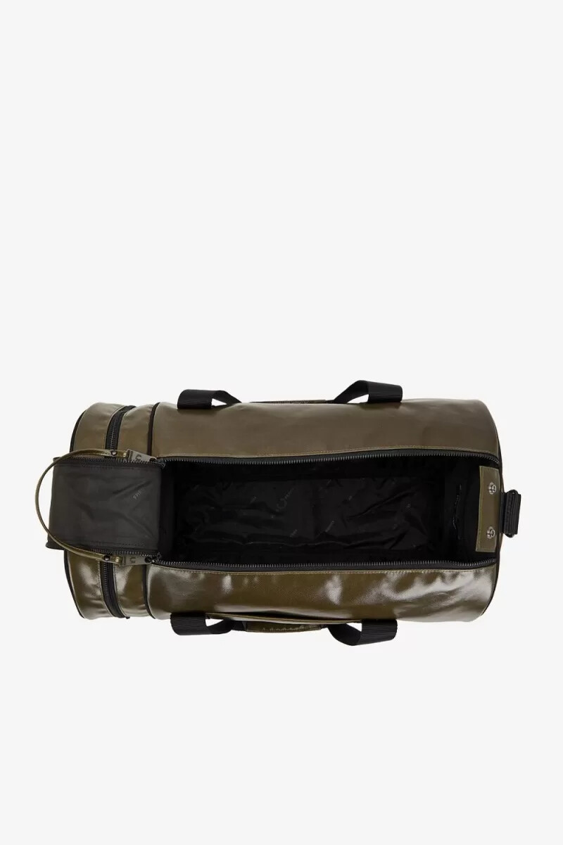 bolso fred perry tonal barrel para hombre verde uniforme y dorado