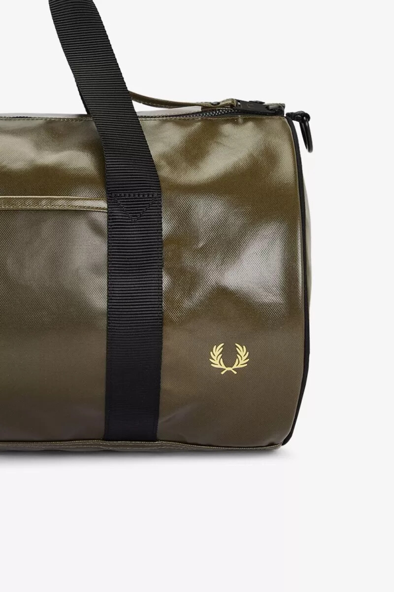 bolso fred perry tonal barrel para hombre verde uniforme y dorado