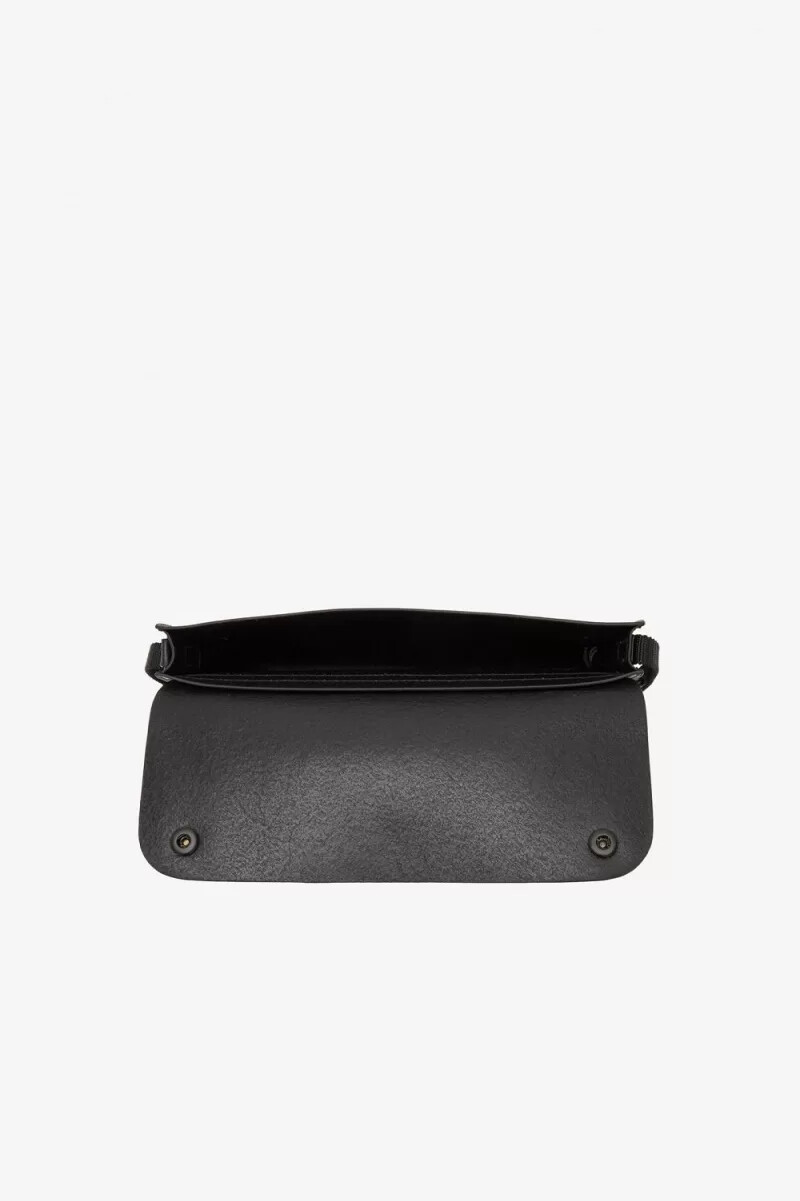 bolso fred perry sacoche de piel bruñida para hombre color negro