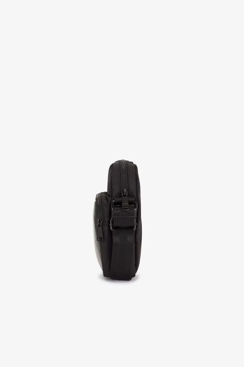 bolsos laterales de piel y sarga de nailon fred perry para hombre color negro y dorado