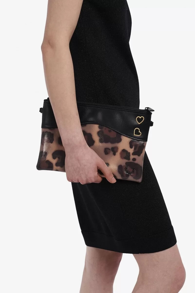 bolsos laterales con estampado de leopardo de fred perry para mujer