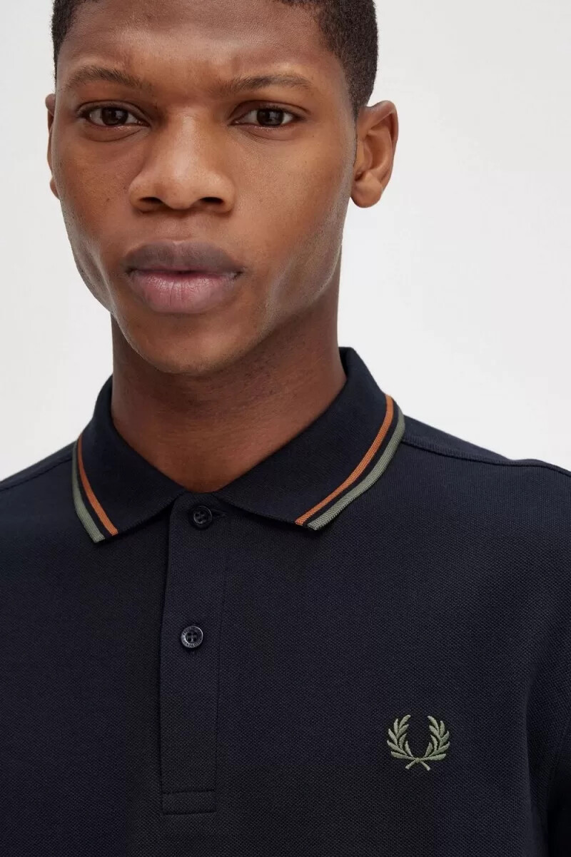 camisa fred perry m3636 para hombre color azul marino marrón y verde campo
