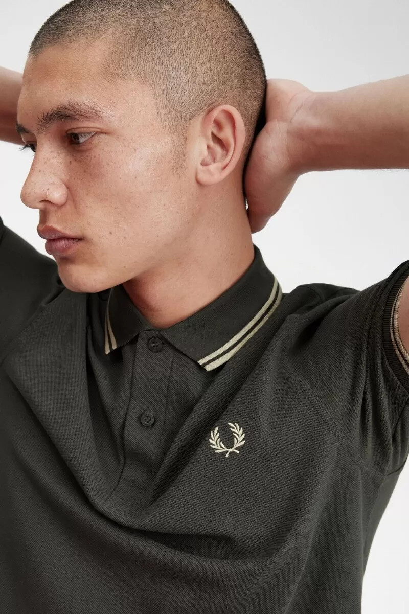 camisa fred perry m3600 para hombre color verde campo avena