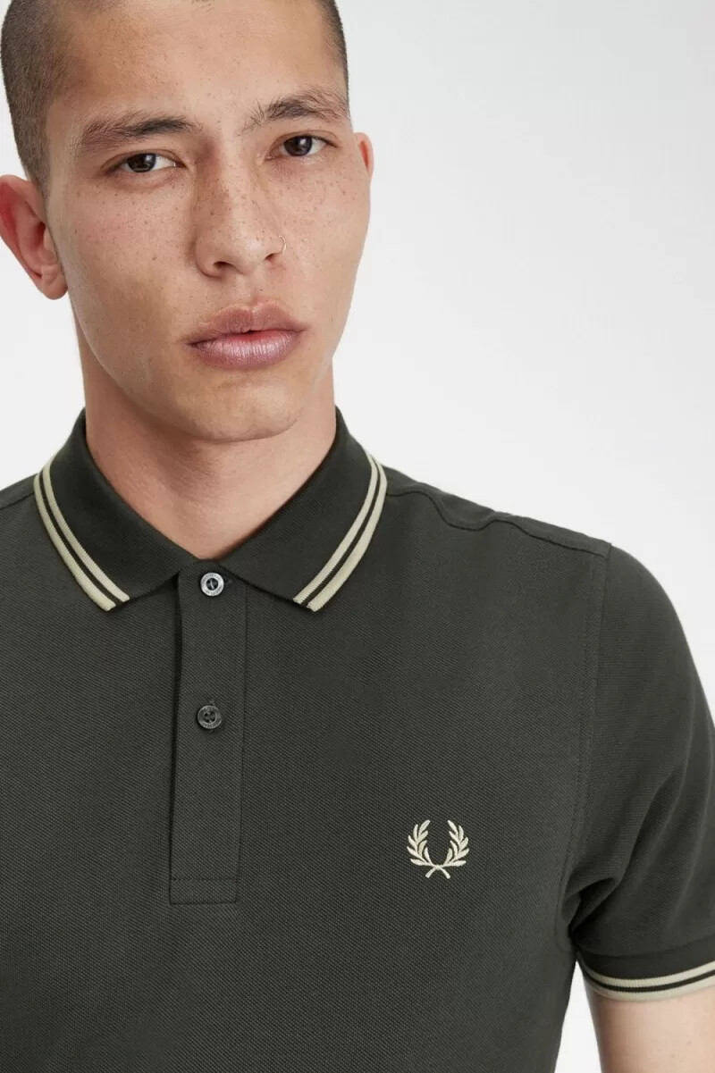 camisa fred perry m3600 para hombre color verde campo avena