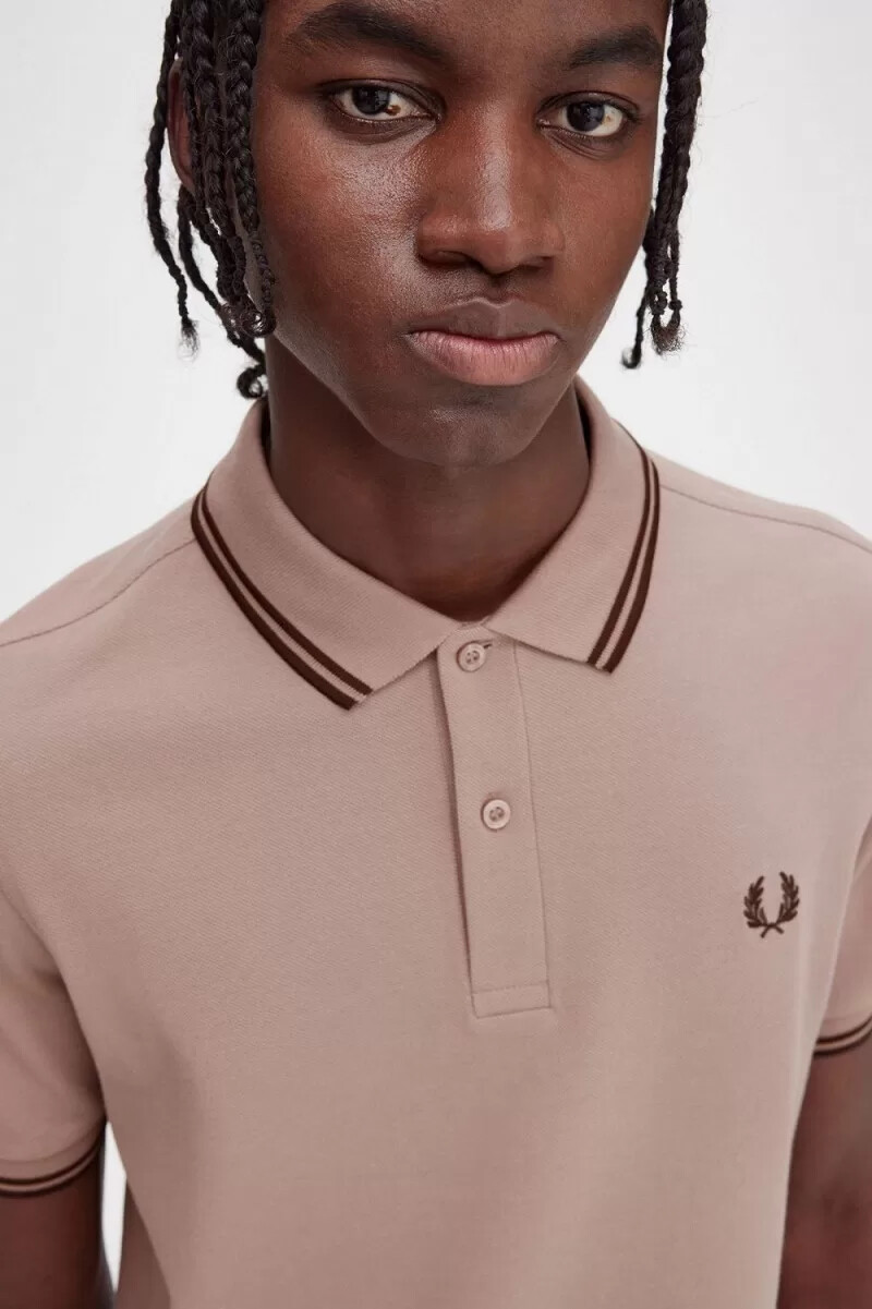 camisa fred perry m3600 para hombre color rosa oscuro y tabaco quemado