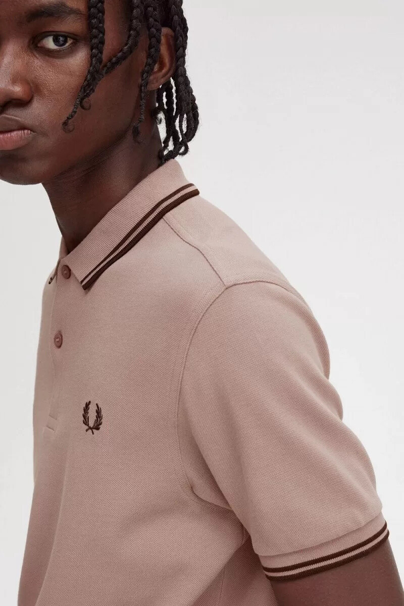 camisa fred perry m3600 para hombre color rosa oscuro y tabaco quemado