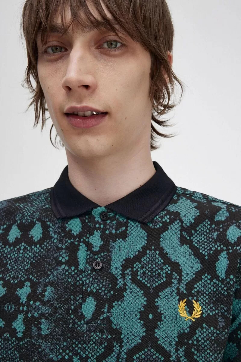 camisa fred perry con estampado de serpiente para hombre en color menta intenso