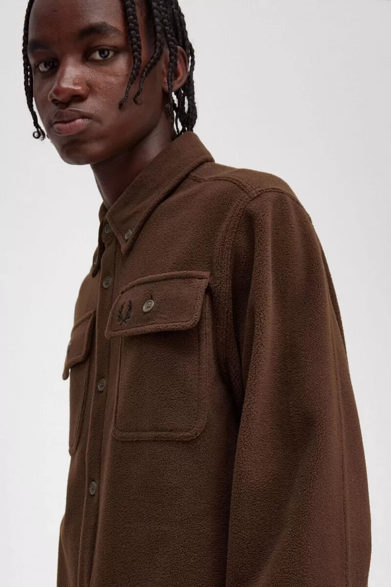 camisa de polar fred perry para hombre en color tabaco quemado