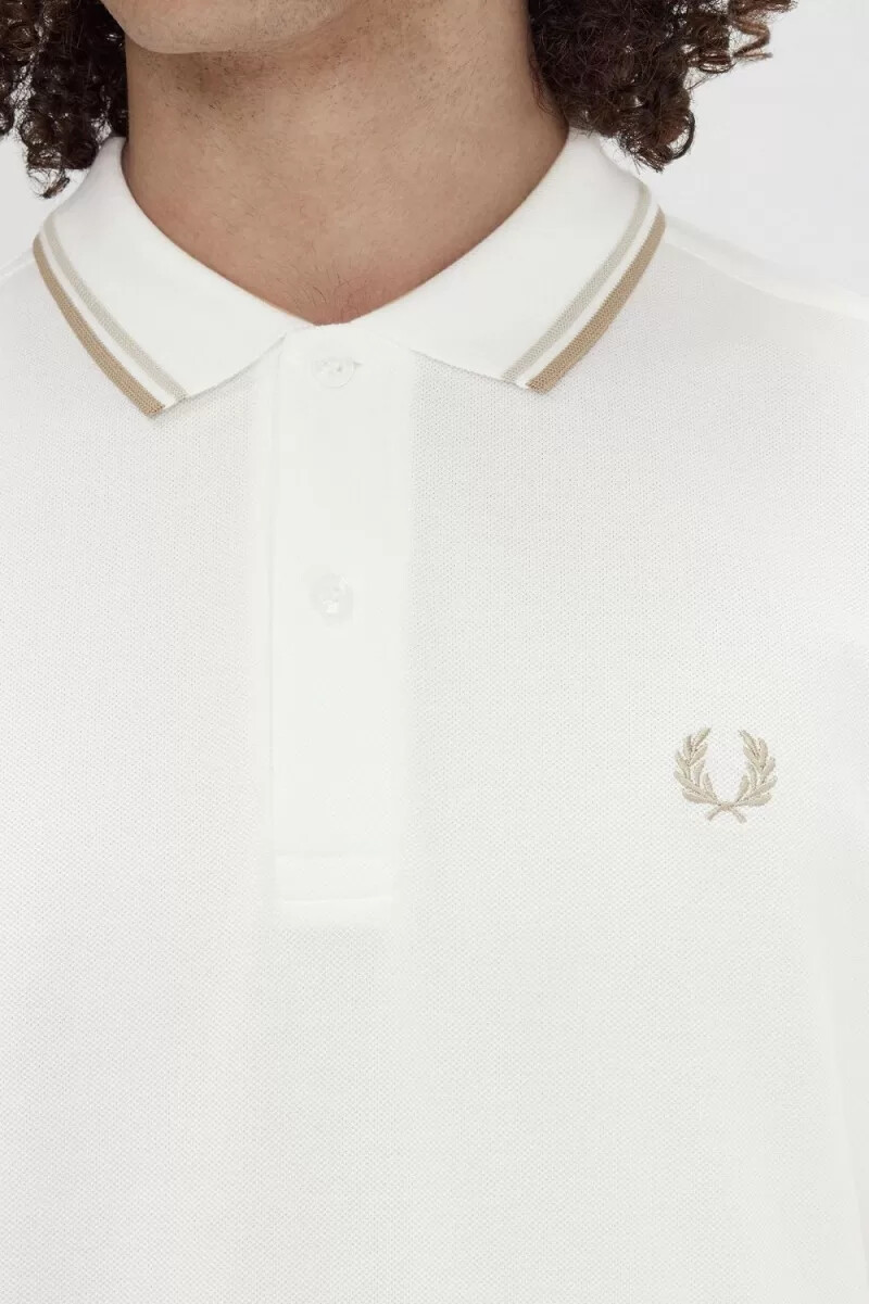 camisa fred perry m3600 para hombre color blanco nieve y verde avena