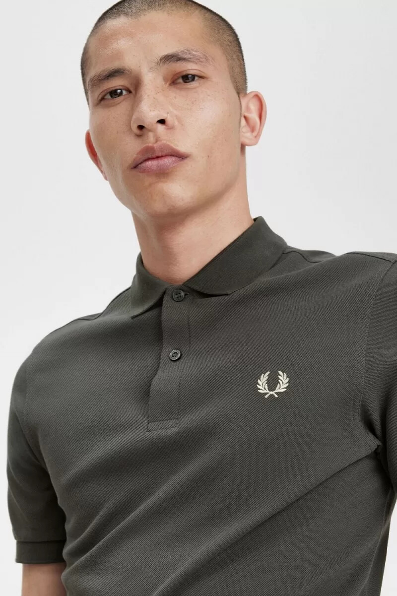 camisa fred perry m6000 para hombre color verde campo y avena