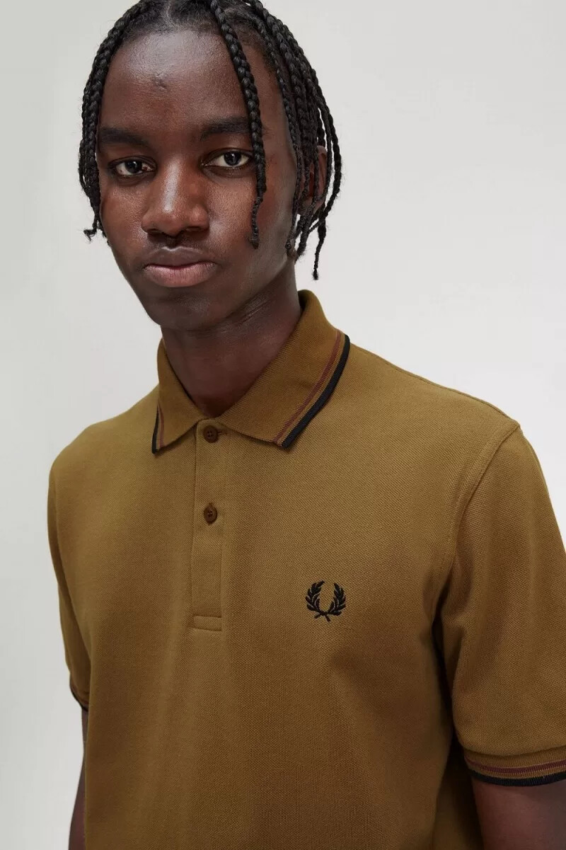camisa fred perry m12 para hombre color café oscuro whisky marrón y negro