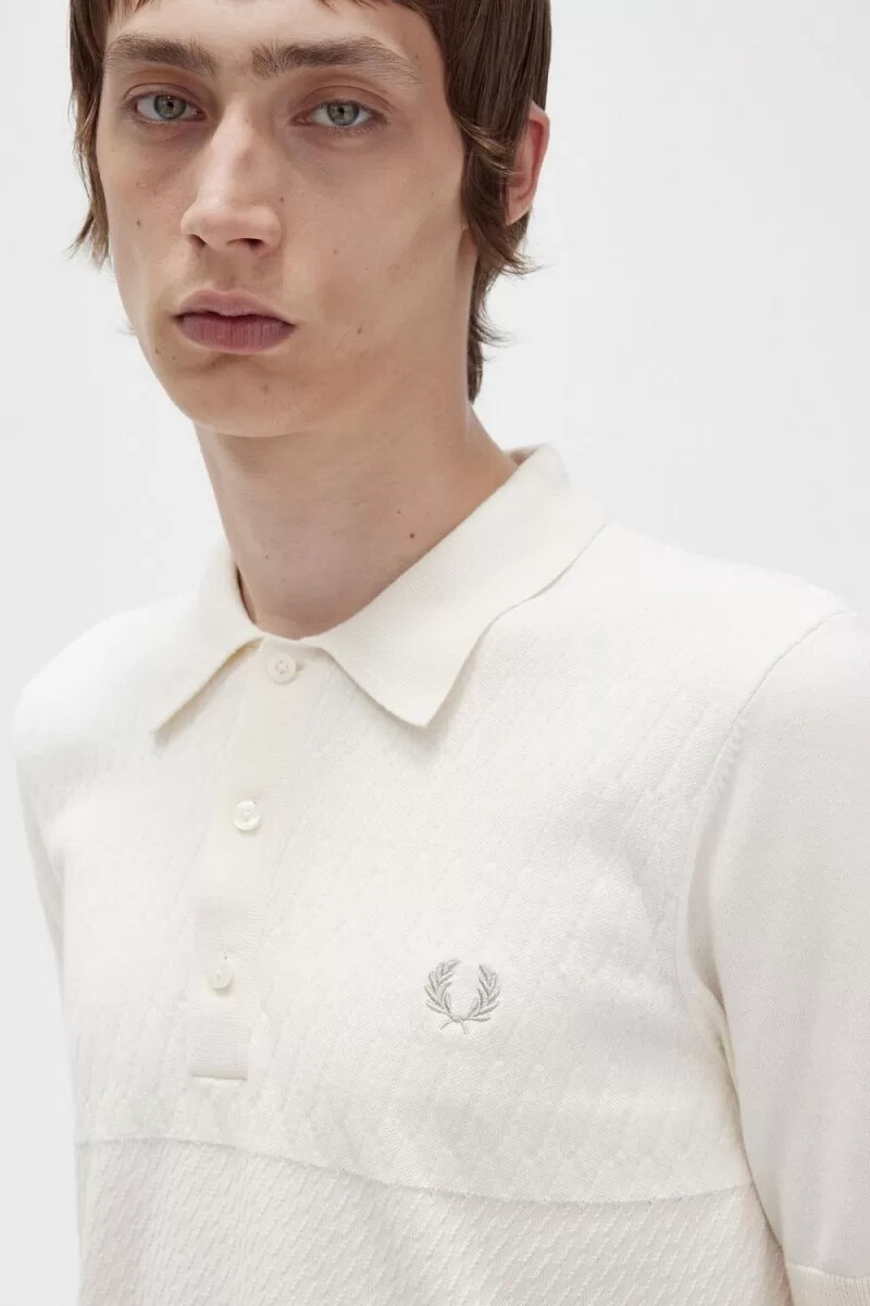 camisa de punto con paneles tonales de fred perry para hombre en beige