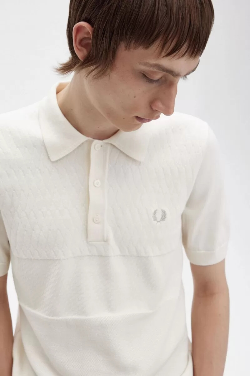 camisa de punto con paneles tonales de fred perry para hombre en beige