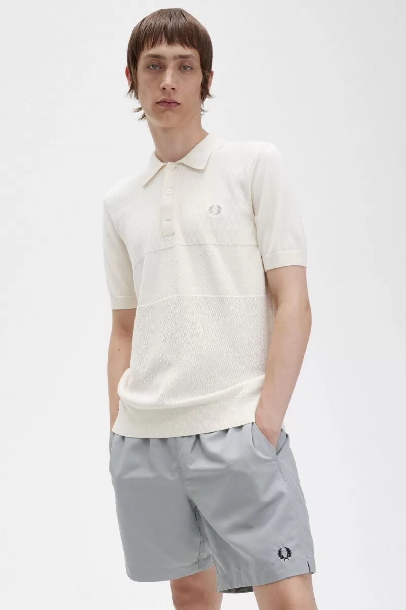 camisa de punto con paneles tonales de fred perry para hombre en beige