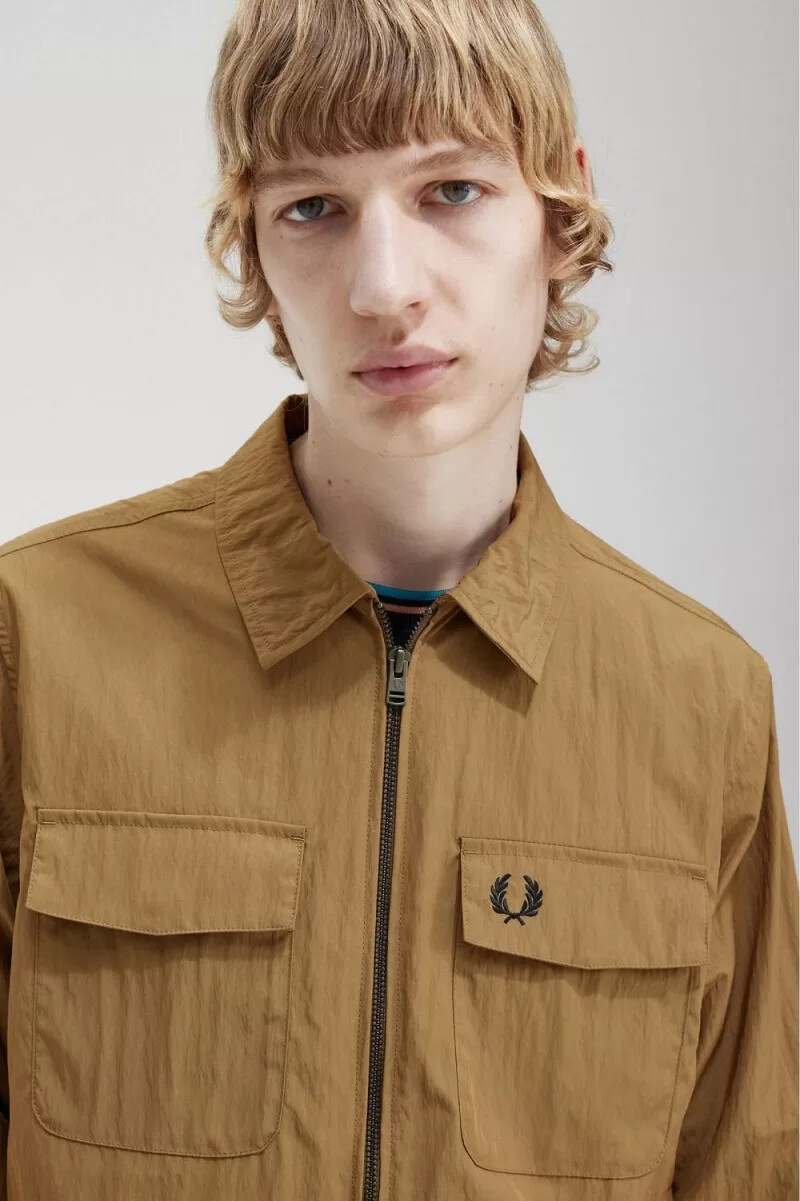 camisa ligera con cremallera fred perry para hombre color marrón