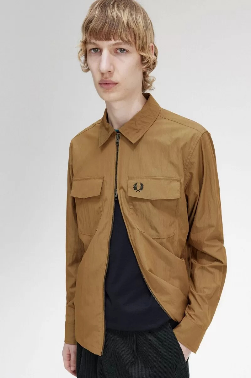 camisa ligera con cremallera fred perry para hombre color marrón