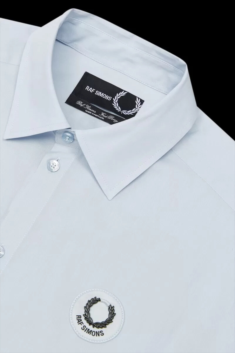 camisa extragrande fred perry con detalle de parche para hombre en azul nube