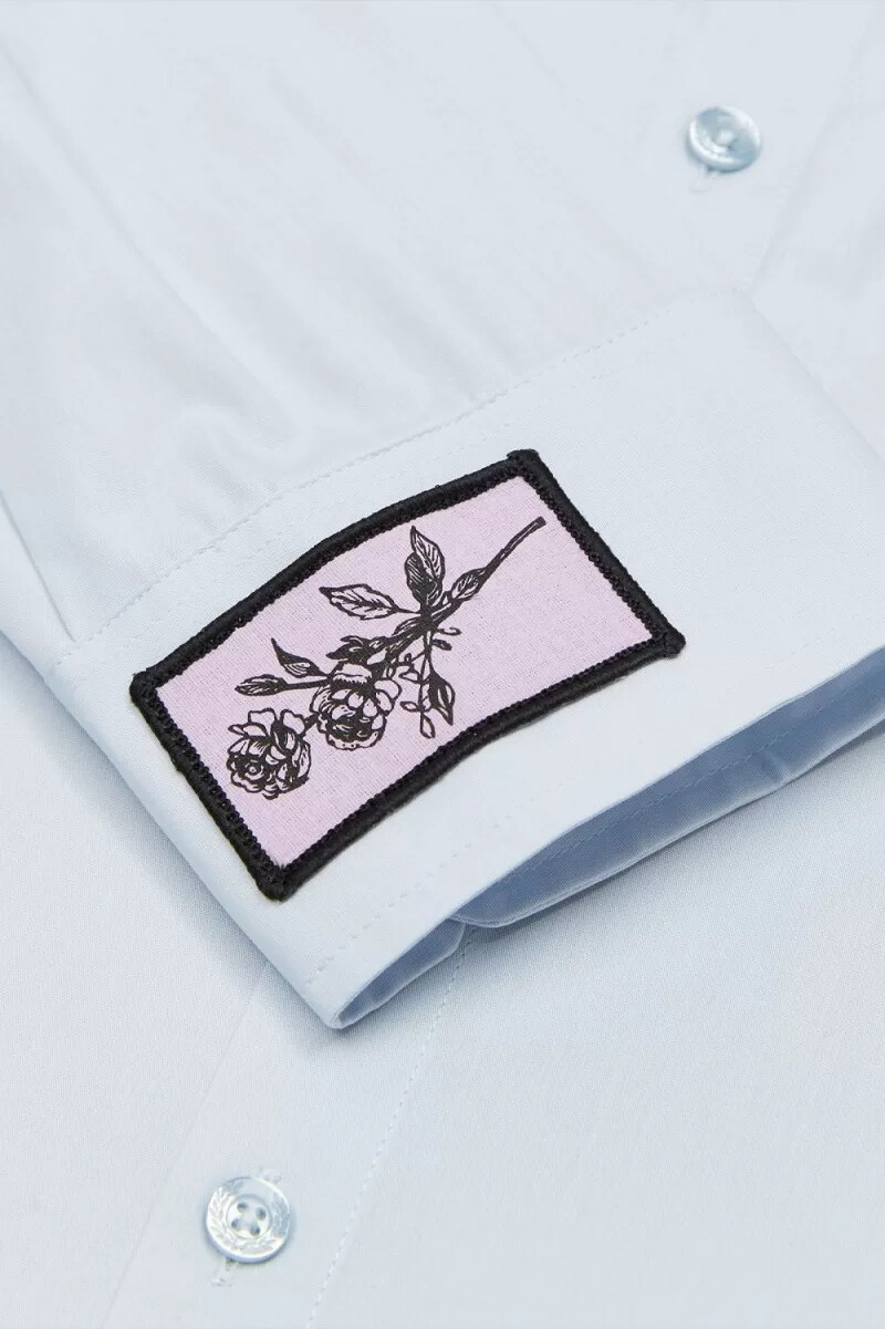 camisa extragrande fred perry con detalle de parche para hombre en azul nube