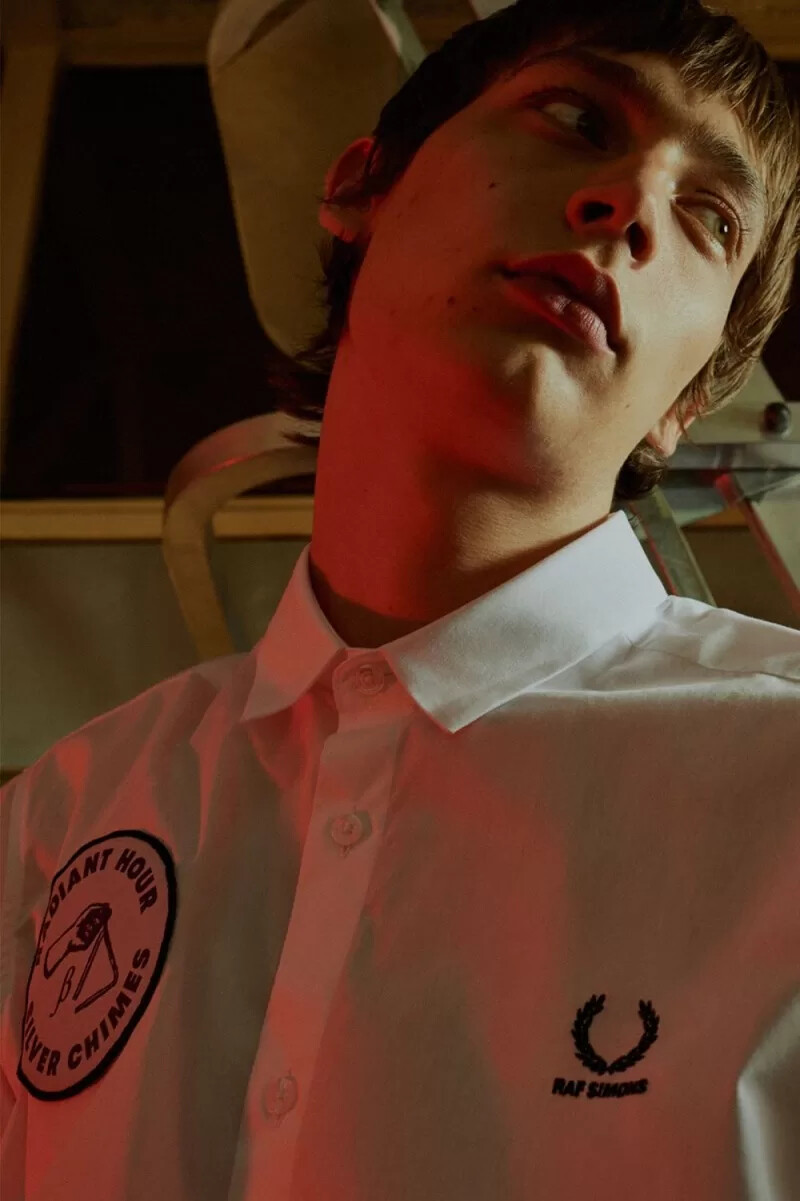 camisa extragrande fred perry con detalle de parche para hombre en azul nube