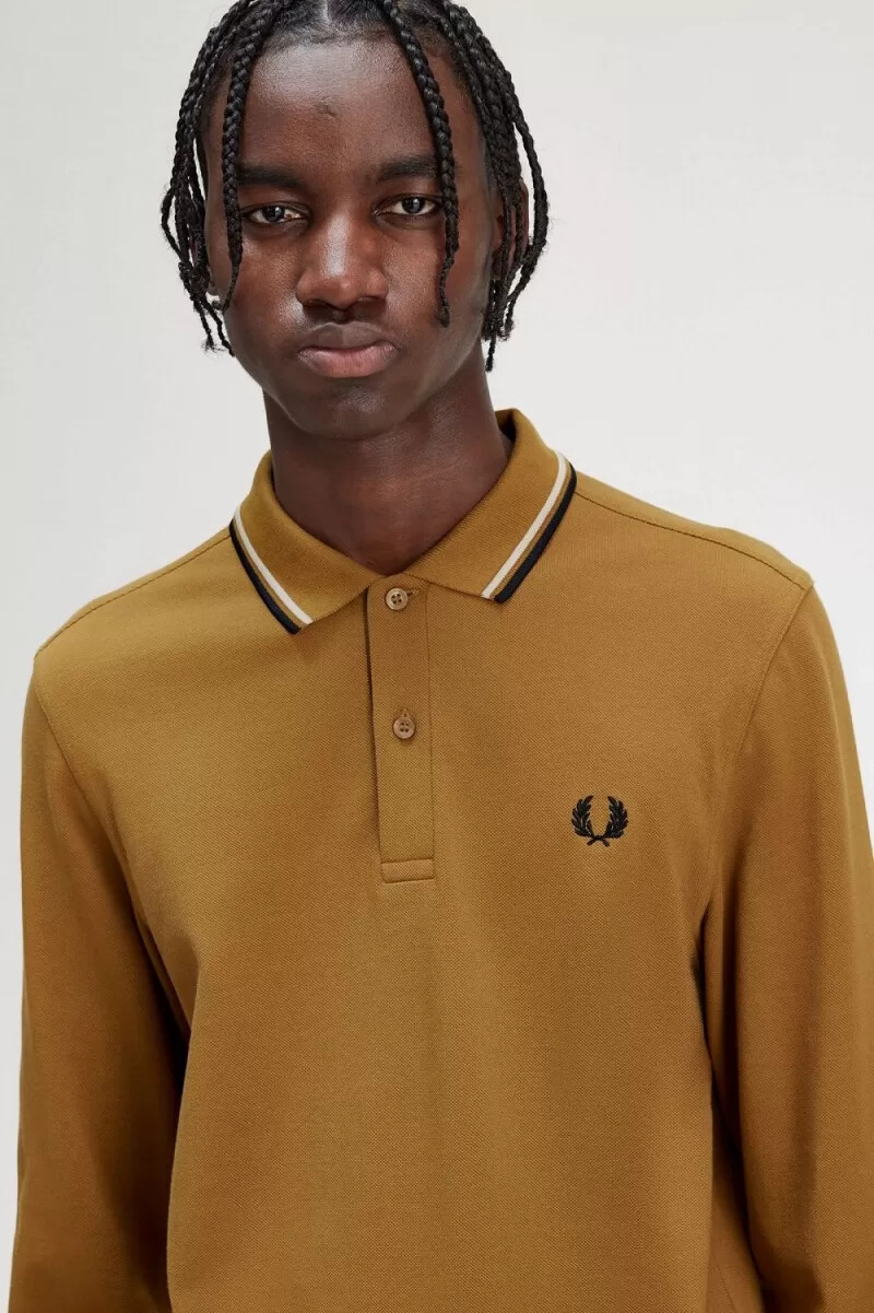camisa fred perry m3636 para hombre color café oscuro avena y negro