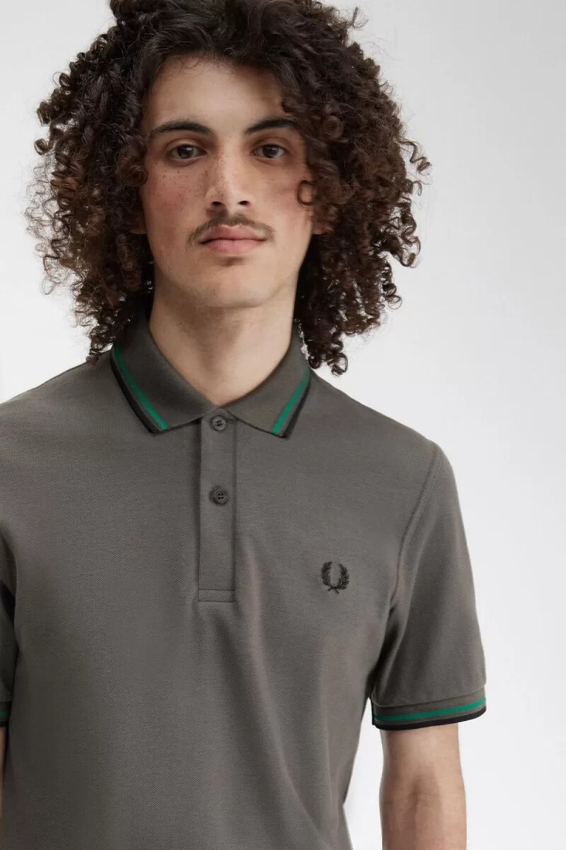 camisa fred perry m12 para hombre verde campo verde y negro