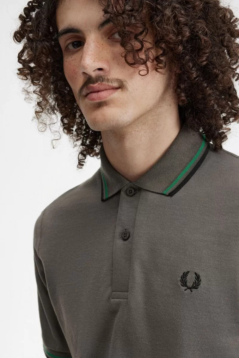 camisa fred perry m12 para hombre verde campo verde y negro