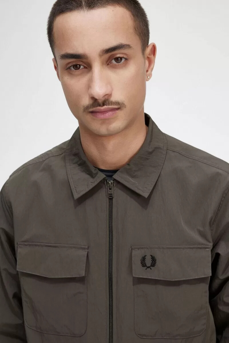camisa ligera con cremallera fred perry para hombre color verde campo