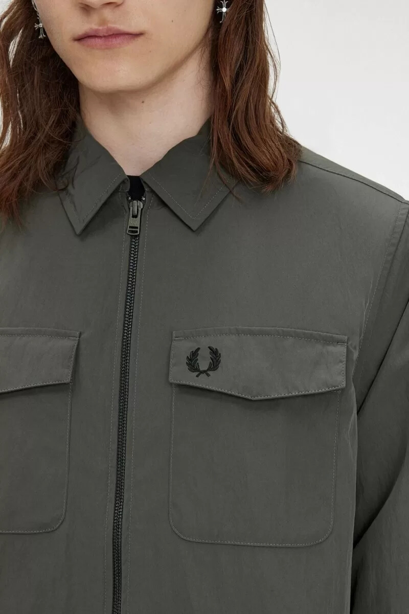 camisa ligera con cremallera fred perry para hombre color verde campo