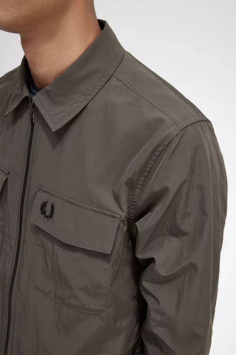 camisa ligera con cremallera fred perry para hombre color verde campo