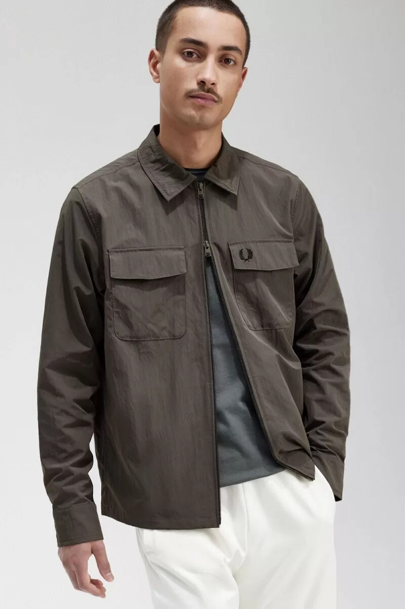 camisa ligera con cremallera fred perry para hombre color verde campo