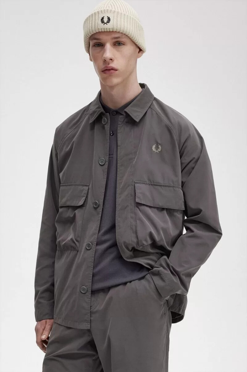 camisa utilitaria fred perry para hombre color gris plomo