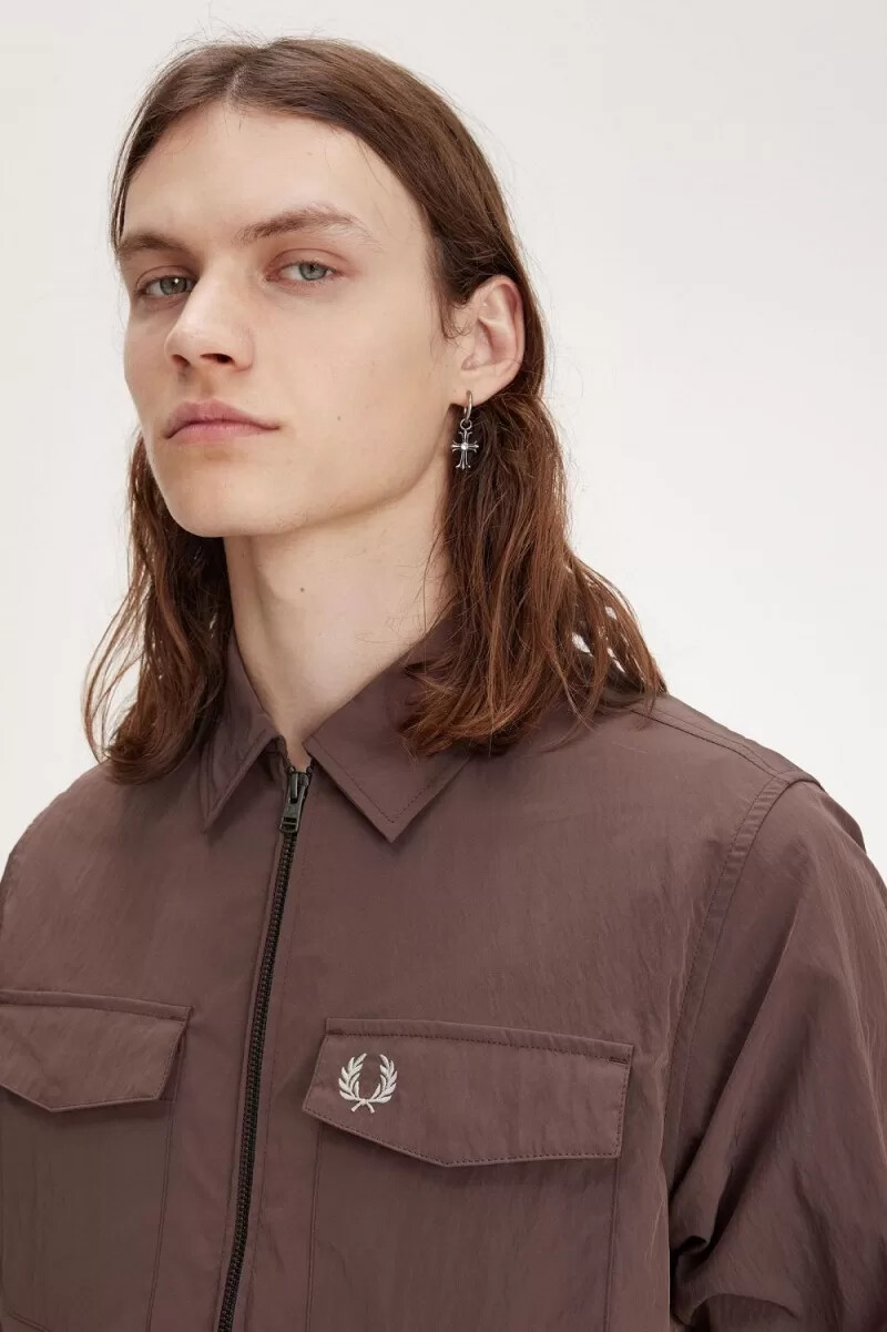 camisa fred perry con cremallera para hombre color rojo oscuro
