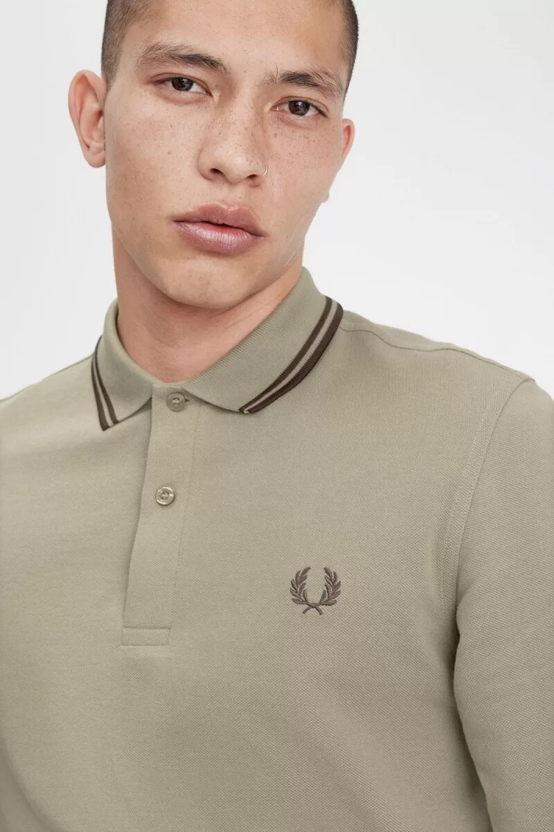 camisa fred perry m3636 para hombre gris cálido rojo oscuro