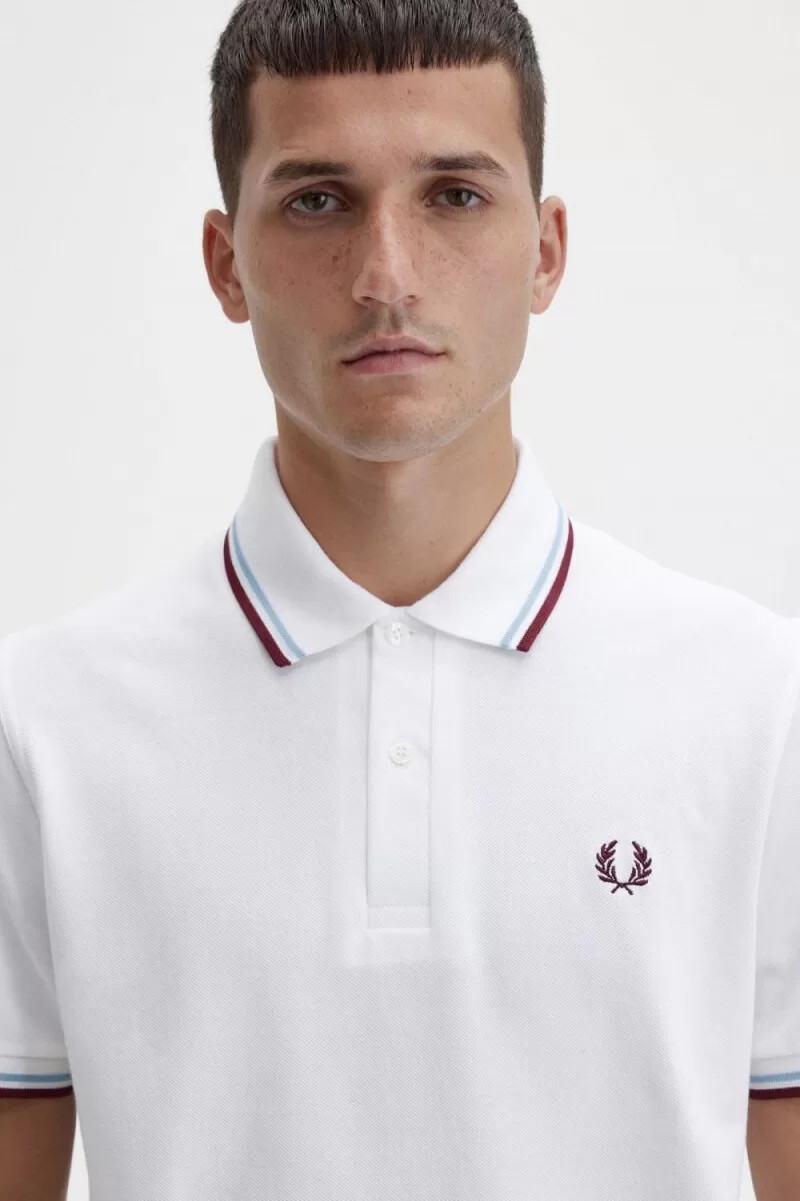 camisa fred perry m12 para hombre color blanco aguamarina y granate