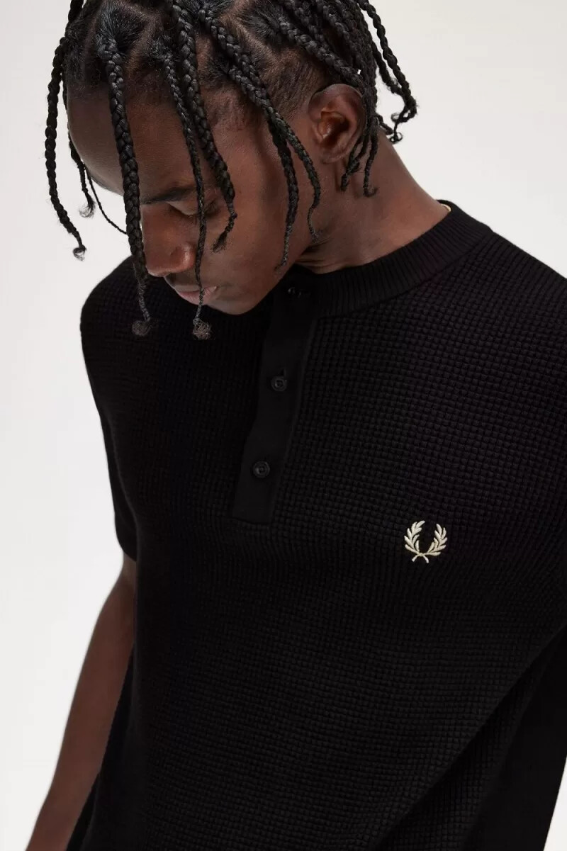 camisa henley con puntada de gofre de fred perry para hombre color negro