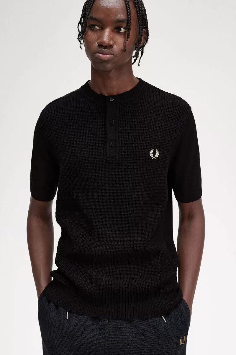 camisa henley con puntada de gofre de fred perry para hombre color negro