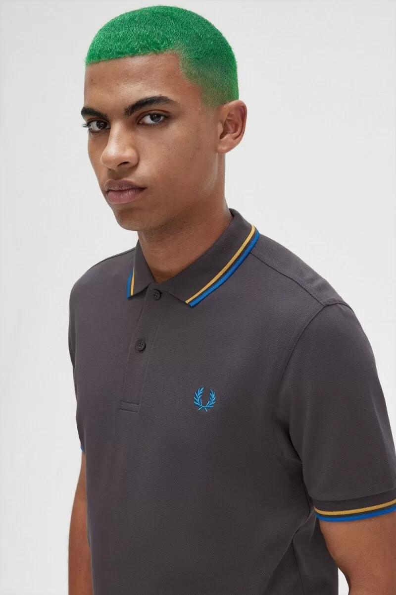 camisa fred perry m3600 para hombre color bronce golden hour kingfisher