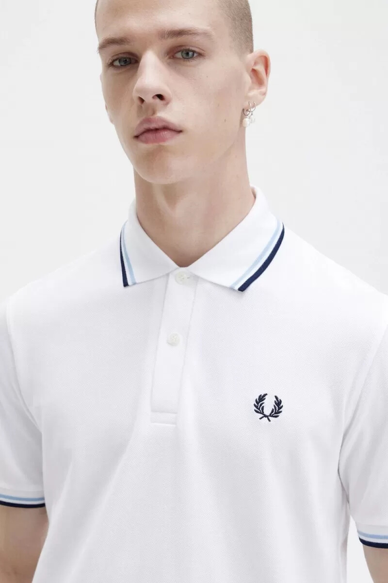 camisa fred perry m12 para hombre color blanco aguamarina y azul marino