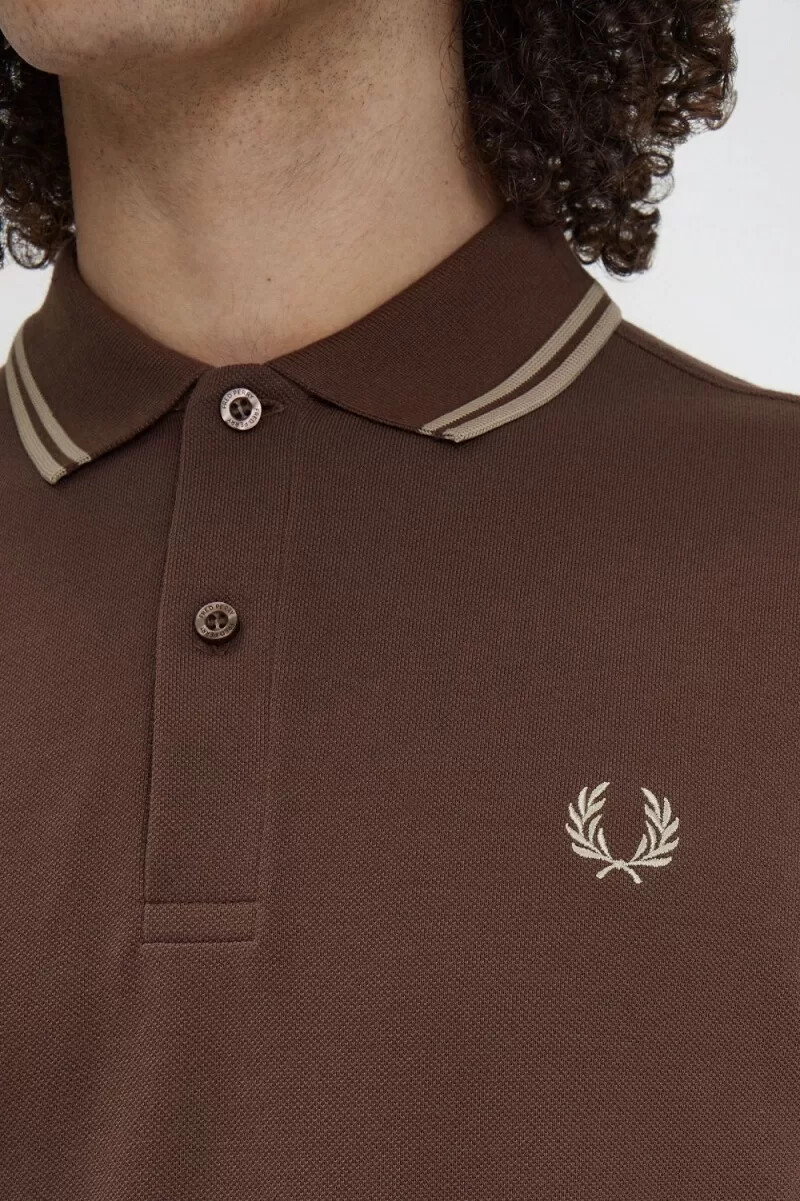 camisa fred perry m3636 para hombre color rojo oscuro y gris cálido