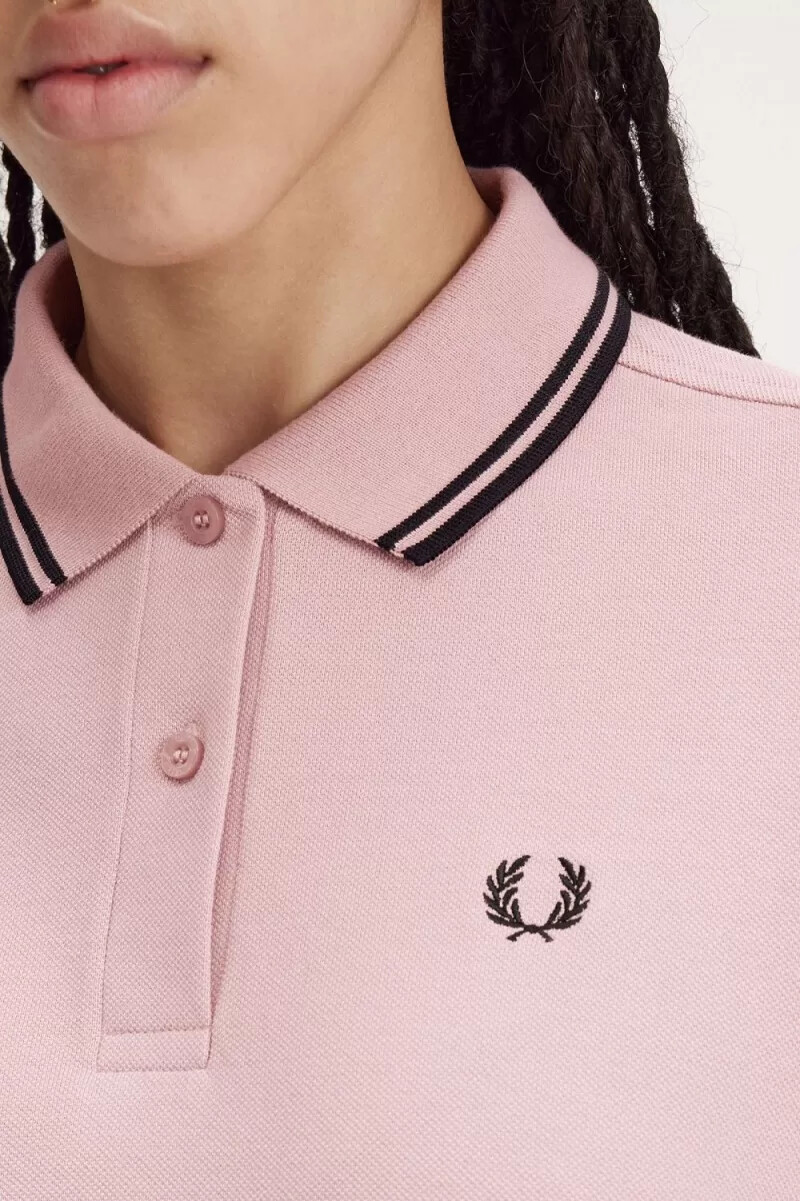 camisa fred perry g3636 para mujer color rosa empolvado y negro