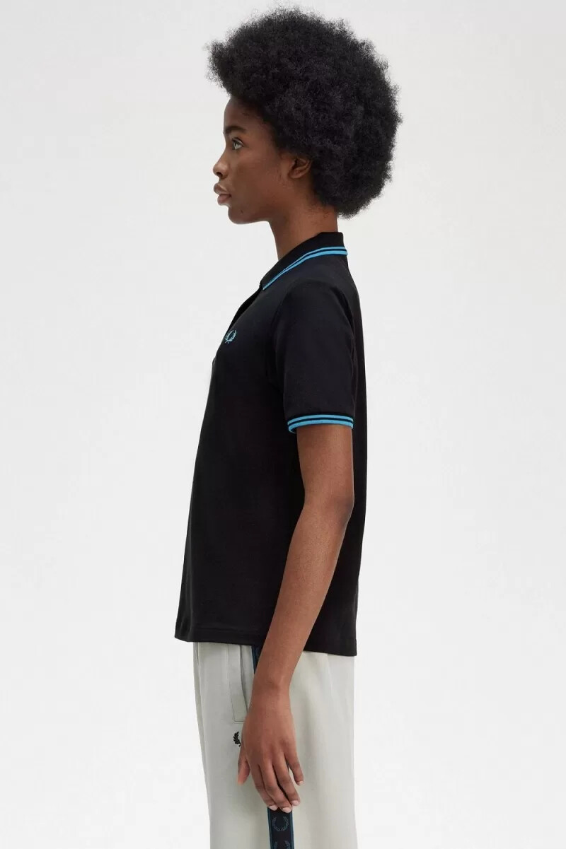 camisa fred perry g3600 para mujer color negro y azul cibernético.