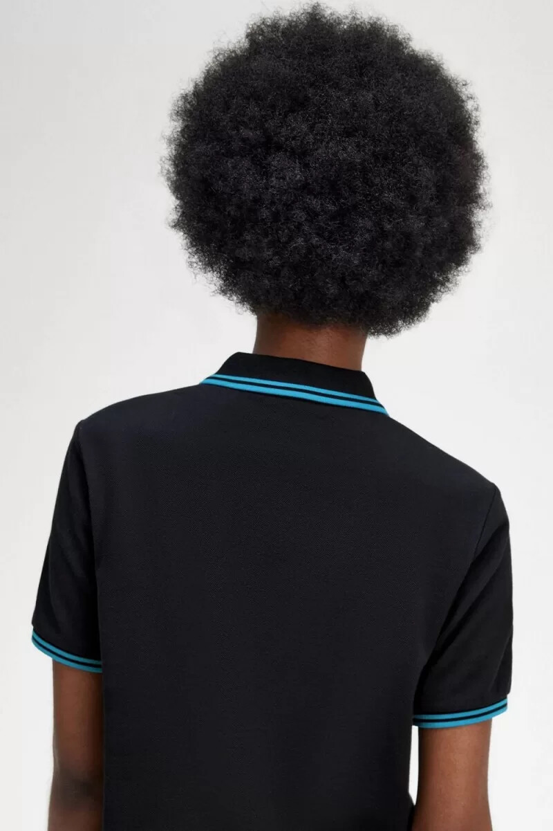 camisa fred perry g3600 para mujer color negro y azul cibernético.
