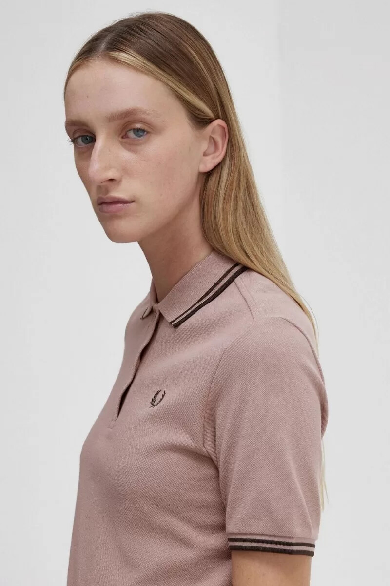 camisa fred perry g3600 para mujer color rosa oscuro y tabaco quemado