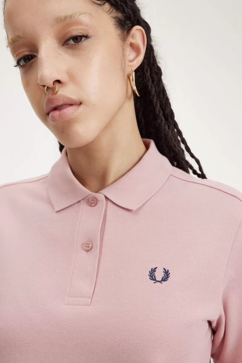 camisa fred perry g6000 para mujer color rosa empolvado y azul marino francés